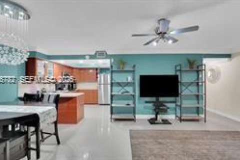 Townhouse in Tamarac, Florida 3 bedrooms, 167.22 sq.m. № 2002831 - photo 8