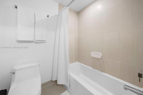 Condo in Miami, Florida, 2 bedrooms  № 2026743 - photo 13