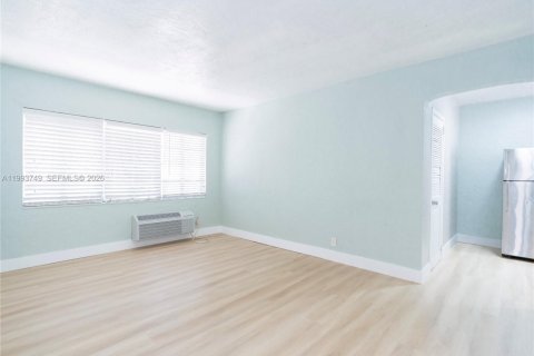 Apartamento en alquiler en Miami Beach, Florida, 1 dormitorio, 69.68 m2 № 2055503 - foto 2