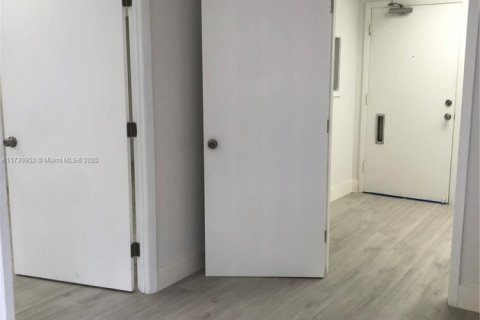Commercial property in Coral Gables, Florida № 2089352 - photo 6
