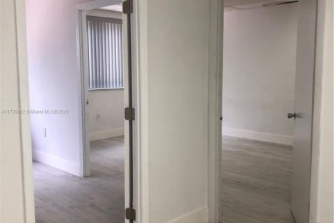 Commercial property in Coral Gables, Florida № 2089352 - photo 5