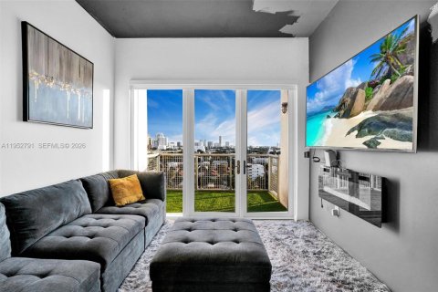 Condo in Miami, Florida, 2 bedrooms № 2054582 - photo 3
