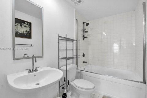 Condo in Miami, Florida, 2 bedrooms № 2054582 - photo 13