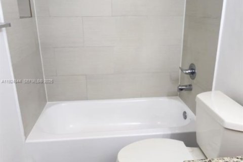 Condo in Doral, Florida, 1 bedroom  № 1983085 - photo 11