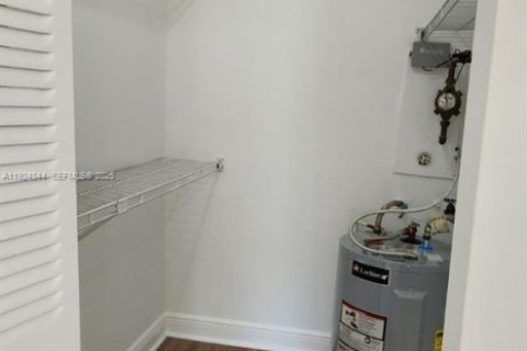 Condo in Doral, Florida, 1 bedroom  № 1983085 - photo 12