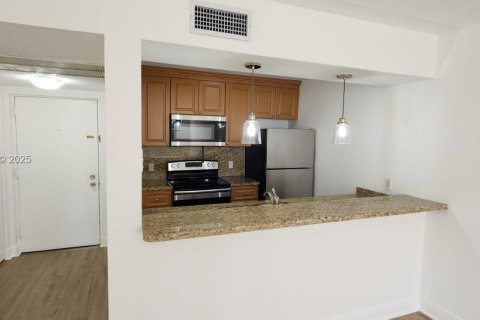 Condo in Doral, Florida, 1 bedroom  № 1983085 - photo 1