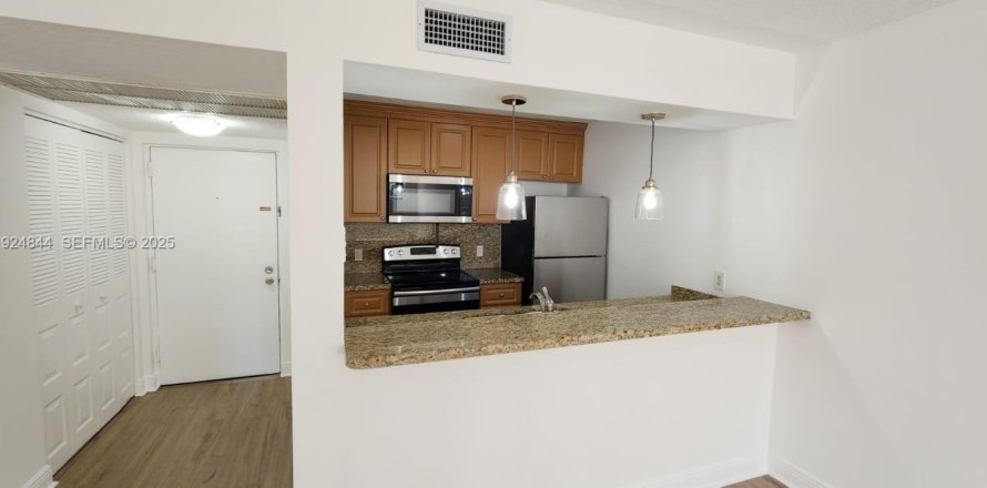 Condo in Doral, Florida, 1 bedroom  № 1983085