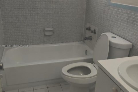 Propiedad comercial en venta en Hallandale Beach, Florida, 195.09 m2 № 2054875 - foto 18