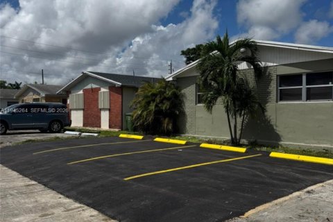 Propiedad comercial en venta en Hallandale Beach, Florida, 195.09 m2 № 2054875 - foto 2
