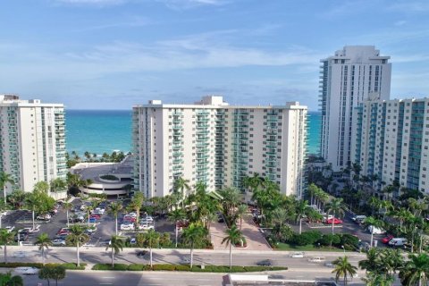 Copropriété à vendre à Hollywood, Floride: 2 chambres, 114.83 m2 № 956817 - photo 1