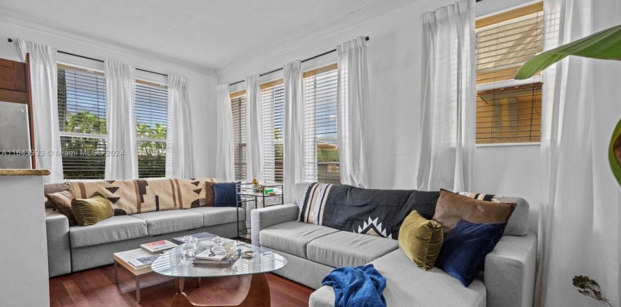 Condominio en Miami Beach, Florida, 1 dormitorio  № 1345002