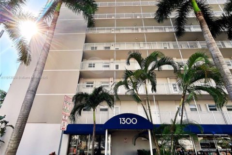 Condo in Miami Beach, Florida, 2 bedrooms  № 2016175 - photo 2