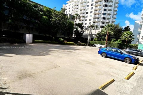 Condo in Miami Beach, Florida, 2 bedrooms  № 2016175 - photo 10