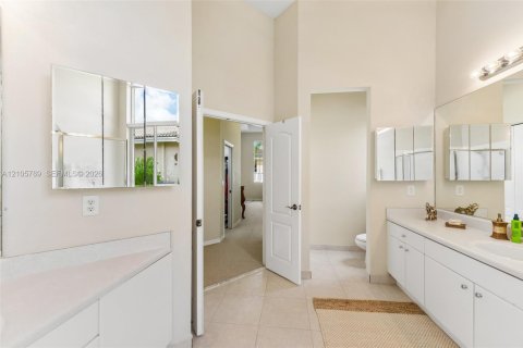 Casa en venta en Pembroke Pines, Florida, 5 dormitorios, 263.29 m2 № 2414307 - foto 27
