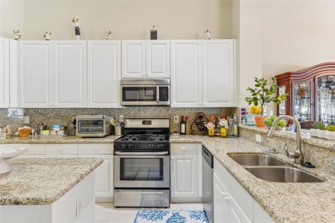 Casa en venta en Pembroke Pines, Florida, 5 dormitorios, 263.29 m2 № 2414307 - foto 13