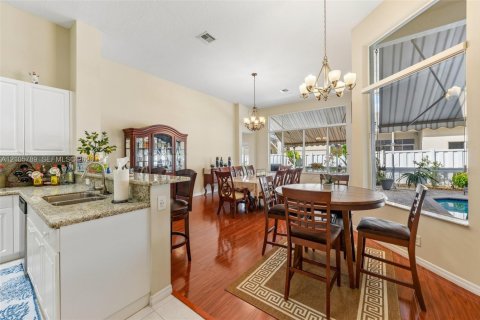 Casa en venta en Pembroke Pines, Florida, 5 dormitorios, 263.29 m2 № 2414307 - foto 8