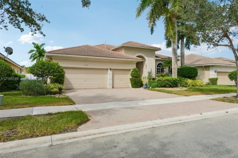 Casa en venta en Pembroke Pines, Florida, 5 dormitorios, 263.29 m2 № 2414307 - foto 2