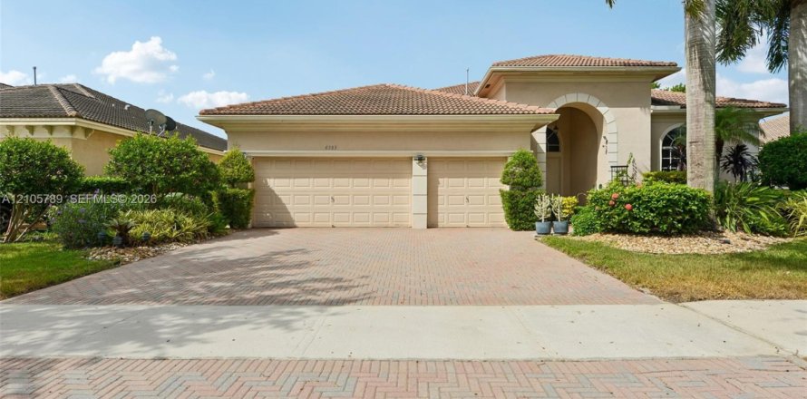 Casa en Pembroke Pines, Florida 5 dormitorios, 263.29 m2 № 2414307