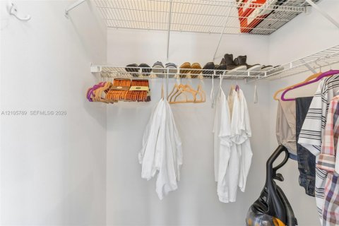 Casa en venta en Pembroke Pines, Florida, 5 dormitorios, 263.29 m2 № 2414307 - foto 25