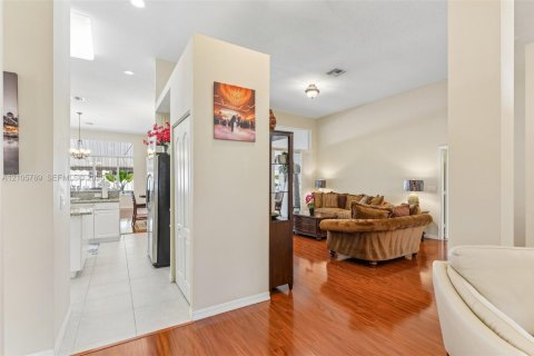 Casa en venta en Pembroke Pines, Florida, 5 dormitorios, 263.29 m2 № 2414307 - foto 19