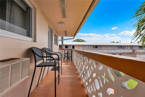 Condo in Hallandale Beach, Florida, 2 bedrooms № 2183762 - photo 21