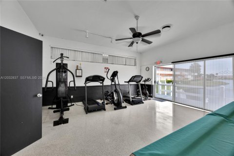 Condo in Hallandale Beach, Florida, 2 bedrooms № 2183762 - photo 29