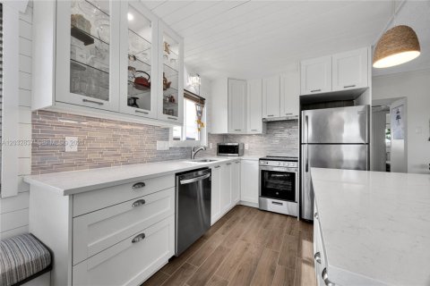 Condo in Hallandale Beach, Florida, 2 bedrooms № 2183762 - photo 5