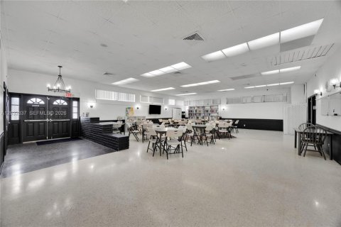 Condo in Hallandale Beach, Florida, 2 bedrooms № 2183762 - photo 27