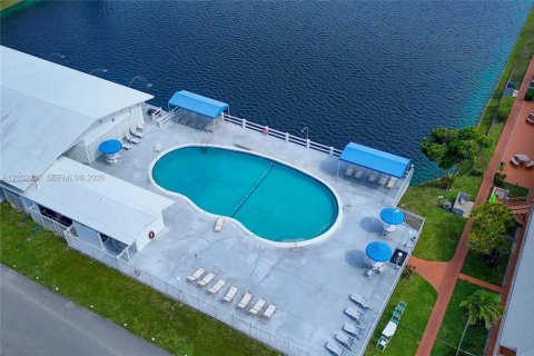 Condo in Hallandale Beach, Florida, 2 bedrooms № 2183762 - photo 24