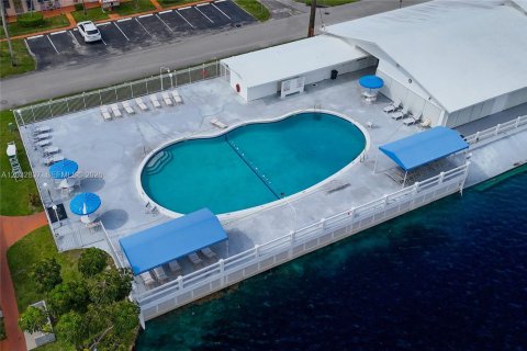 Condo in Hallandale Beach, Florida, 2 bedrooms № 2183762 - photo 25