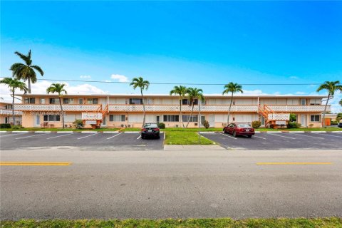 Condo in Hallandale Beach, Florida, 2 bedrooms № 2183762 - photo 26