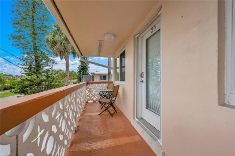 Condo in Hallandale Beach, Florida, 2 bedrooms № 2183762 - photo 20