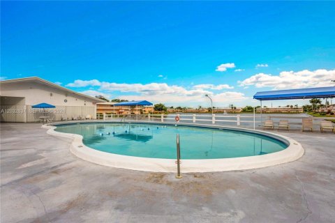 Condo in Hallandale Beach, Florida, 2 bedrooms № 2183762 - photo 23