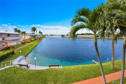 Condo in Hallandale Beach, Florida, 2 bedrooms № 2183762 - photo 2