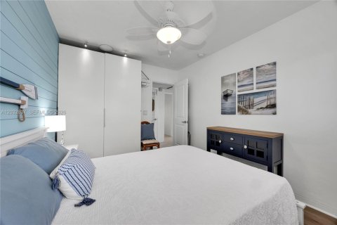 Condo in Hallandale Beach, Florida, 2 bedrooms № 2183762 - photo 18