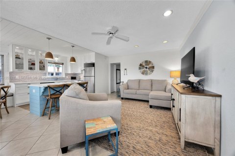 Condo in Hallandale Beach, Florida, 2 bedrooms № 2183762 - photo 9