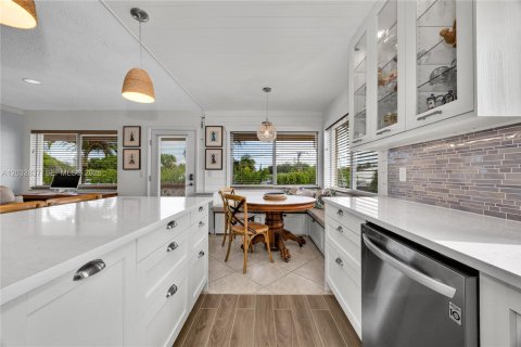 Condo in Hallandale Beach, Florida, 2 bedrooms № 2183762 - photo 12