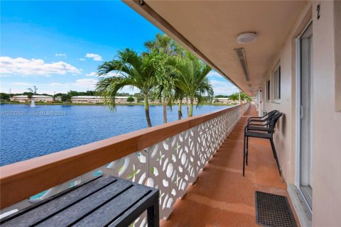 Condo in Hallandale Beach, Florida, 2 bedrooms № 2183762 - photo 19