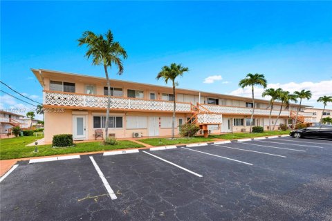 Condo in Hallandale Beach, Florida, 2 bedrooms № 2183762 - photo 22