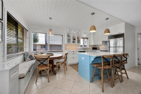 Condo in Hallandale Beach, Florida, 2 bedrooms № 2183762 - photo 11