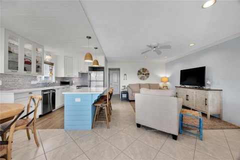 Condo in Hallandale Beach, Florida, 2 bedrooms № 2183762 - photo 8