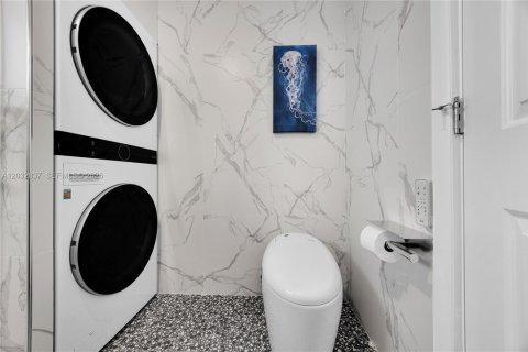 Condo in Hallandale Beach, Florida, 2 bedrooms № 2183762 - photo 16