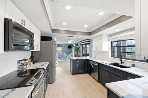 Casa en venta en Hernando Beach, Florida, 3 dormitorios, 222.41 m2 № 2107885 - foto 3
