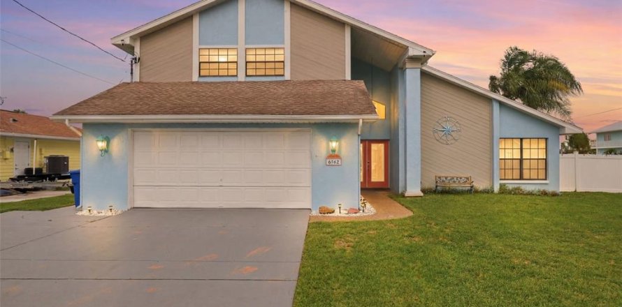 Casa en Hernando Beach, Florida 3 dormitorios, 222.41 m2 № 2107885