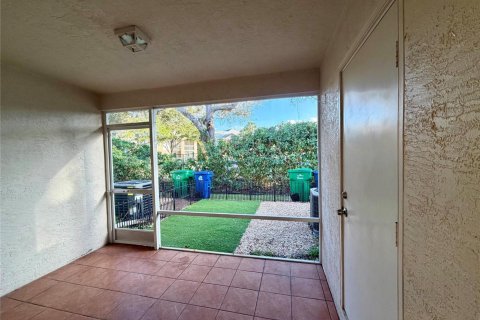 Снять в аренду таунхаус в Корал-Спрингс, Флорида 1 комната, 97.55м2, № 2086642 - фото 4
