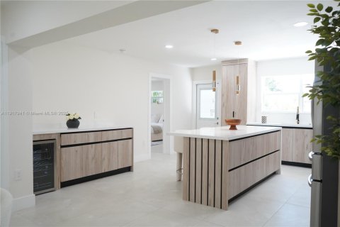 Villa ou maison à louer à West Miami, Floride: 3 chambres, 154.87 m2 № 1973175 - photo 4