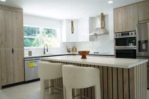 Villa ou maison à louer à West Miami, Floride: 3 chambres, 154.87 m2 № 1973175 - photo 6