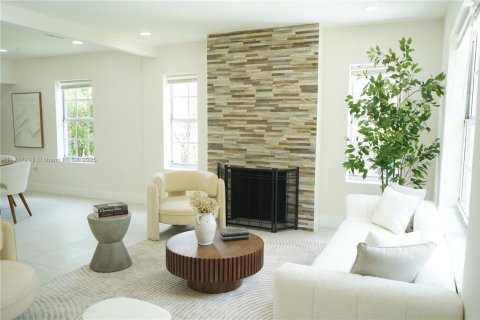 Villa ou maison à louer à West Miami, Floride: 3 chambres, 154.87 m2 № 1973175 - photo 1