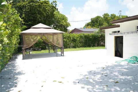 Villa ou maison à louer à West Miami, Floride: 3 chambres, 154.87 m2 № 1973175 - photo 13