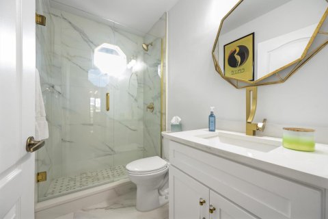 Condo in Lake Worth, Florida, 2 bedrooms № 2261601 - photo 20